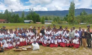 Pasca Teror di Pegunungan Bintang, TNI Berikan Trauma Healing kepada Warga