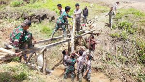 Satgas Yonif 143/TWEJ Bersama Masyarakat Kiwirok Bangun Jembatan
