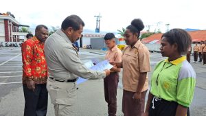 Bupati Jayawijaya Serahkan 1.000 e-KTP kepada Pelajar