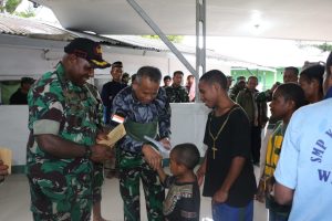 Pangdam XVII/Cenderawasih Serahkan Bantuan ke Pengungsi di Makodim 1702/JWY