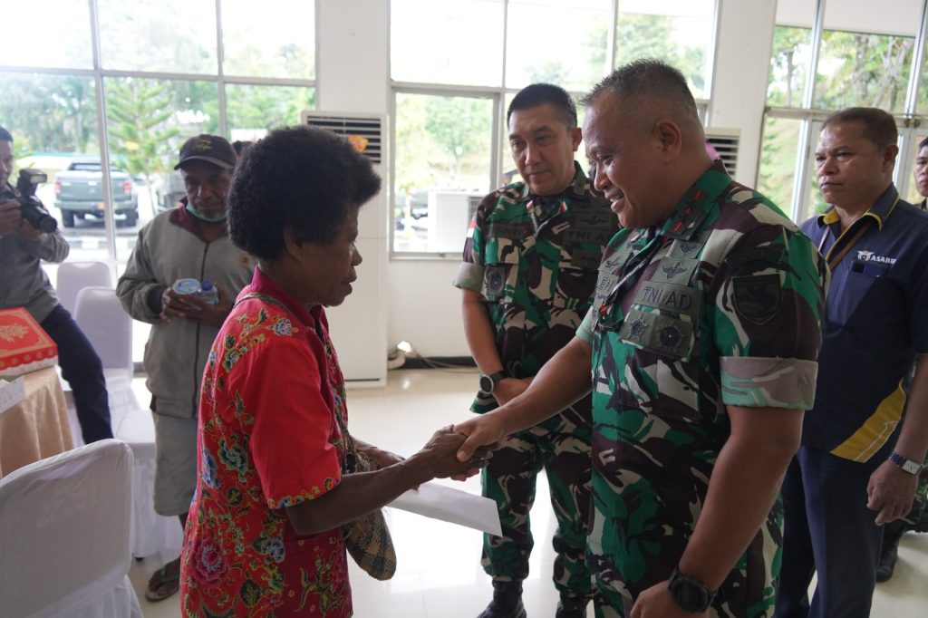 Isak Tangis Warnai Penyerahan Santunan Pangdam kepada Ibu Alm Praka Lukas Worembai Korban Kekejaman KST di Yahukimo