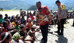 Bupati Puncak Kunjungi Pengungsi di Distrik Sinak, Pastikan Sembako Terpenuhi