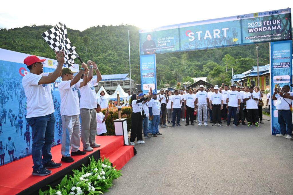 Jalan Sehat PLN di Teluk Wondama Papua Barat Tutup Rangkaian HUT-25 BUMN
