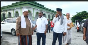 Bupati Willem Wandik Sambangi Masjid Raya Babussalam Timika, Bantu Proses Renovasi