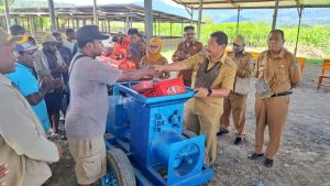Dukung Usaha Bata Merah, Bupati Jayawijaya Bantu Mesin Cetak