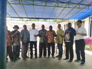 Pj Bupati Jayapura Serahkan Bibit Jagung di Kampung Hamonggrang