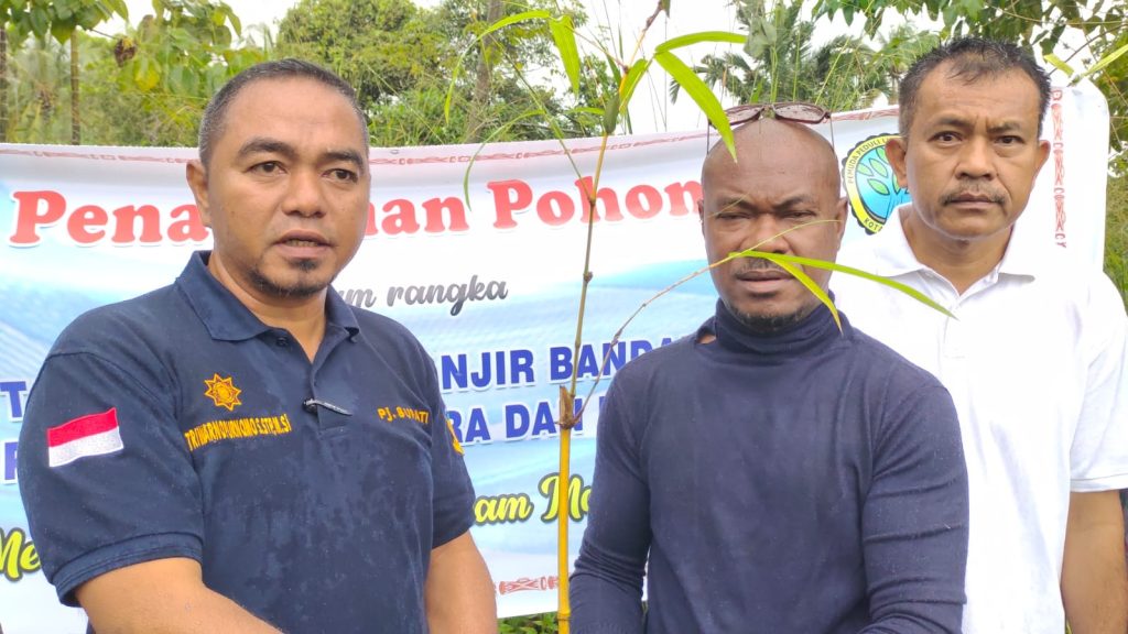 Mengenang 4 Tahun Bencana Banjir Bandang, Pj Bupati Jayapura Tanam Pohon