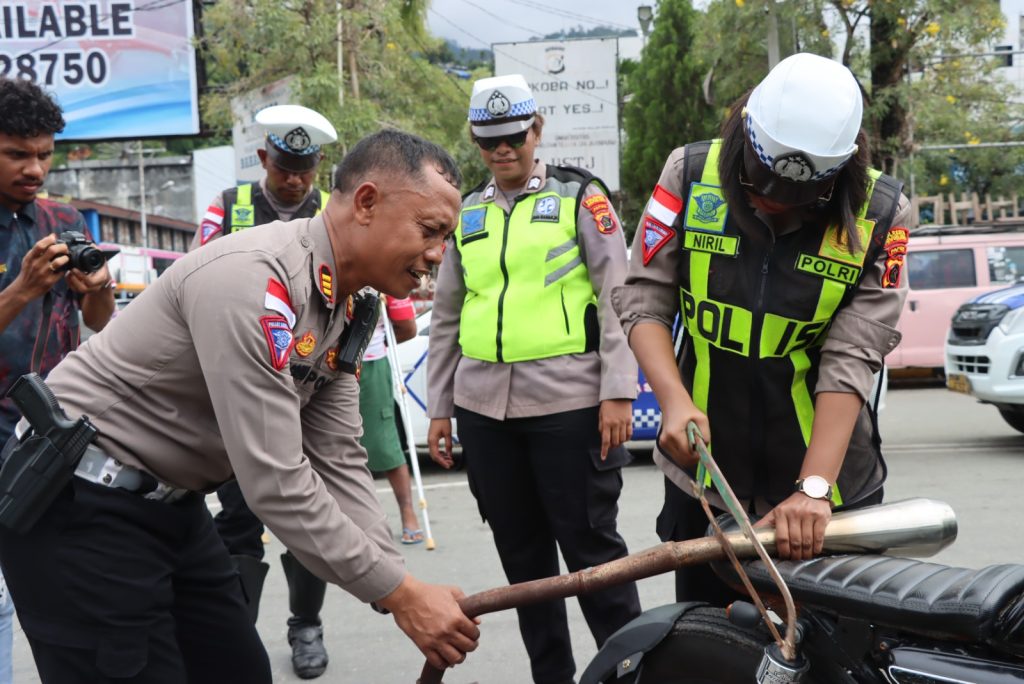 Razia Pengendara Motor: Pengguna Knalpot Racing, tidak Pakai Helm Pelanggar Terbanyak