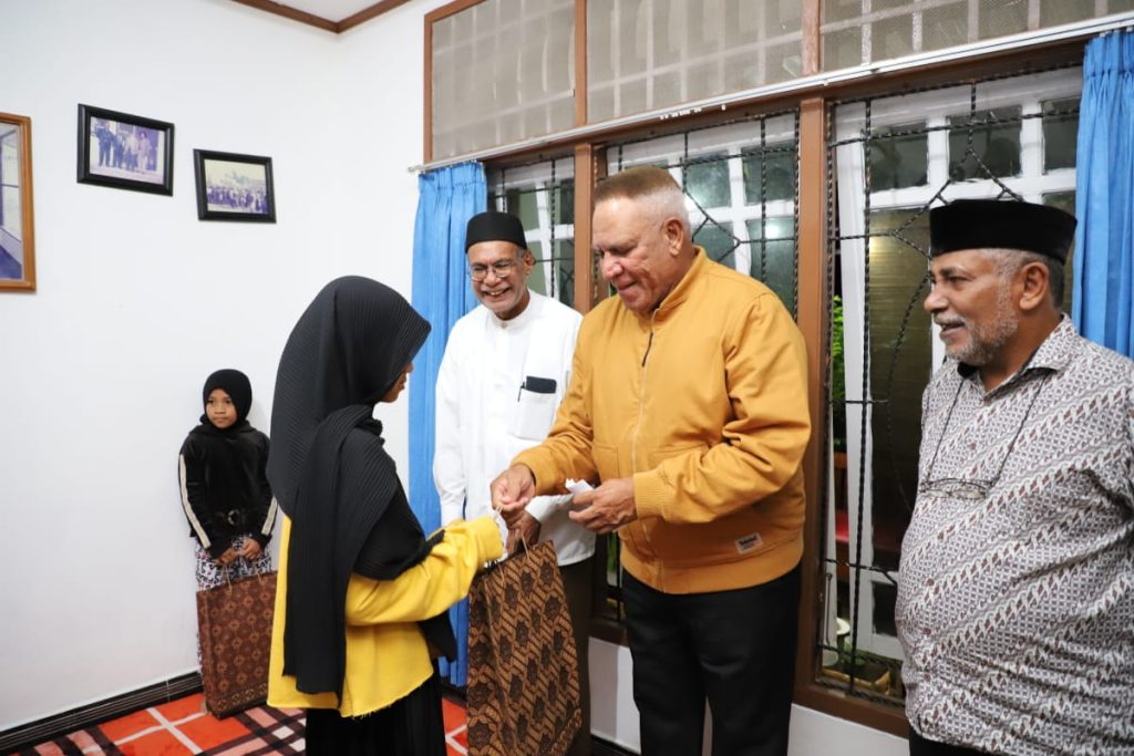 ‘’Salam Baku Dapa,’’ Gubernur Waterpauw Silaturahmi dengan Umat Muslim di Jayapura