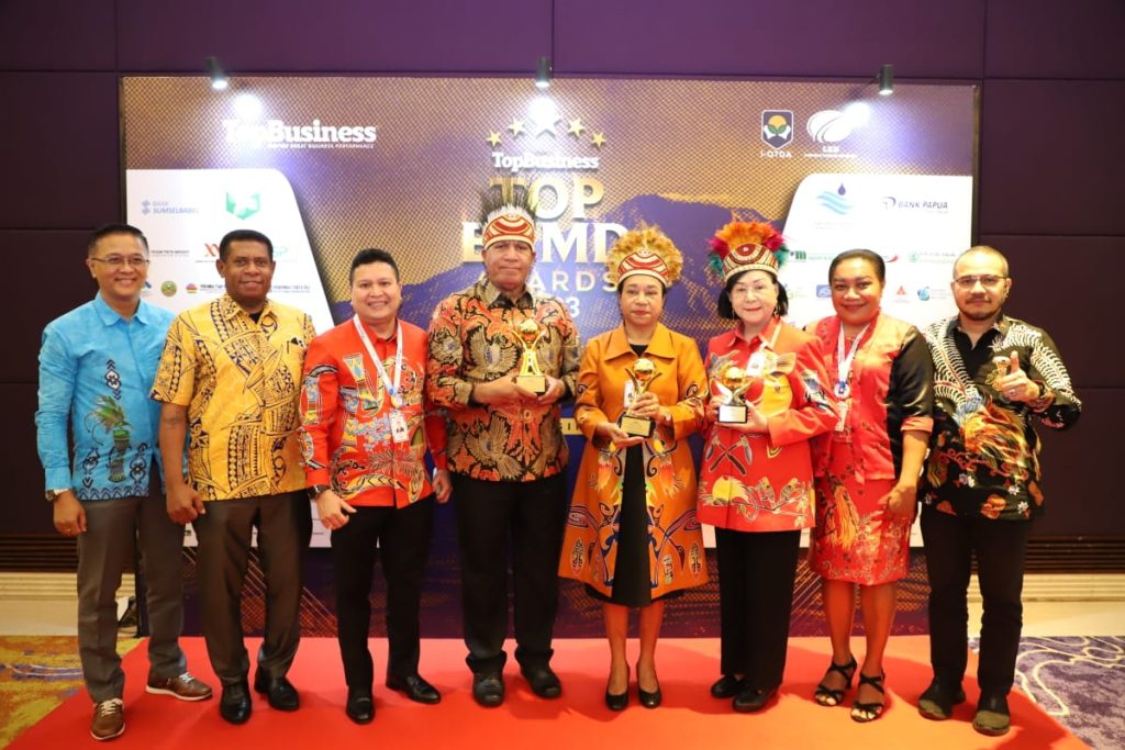Bank Papua dan Pj. Gubernur Waterpauw Raih Penghargaan Tertinggi TOP BUMD Award 2023