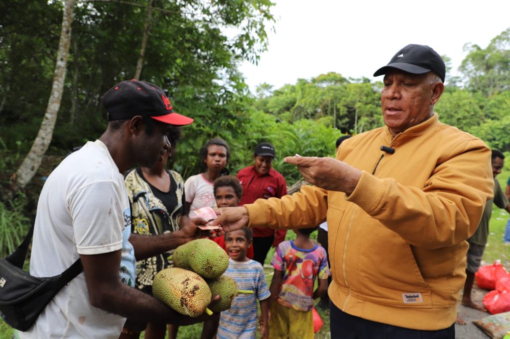 Membeli Hasil Kebun, Cara Gubernur Waterpauw Membantu Ekonomi Warga