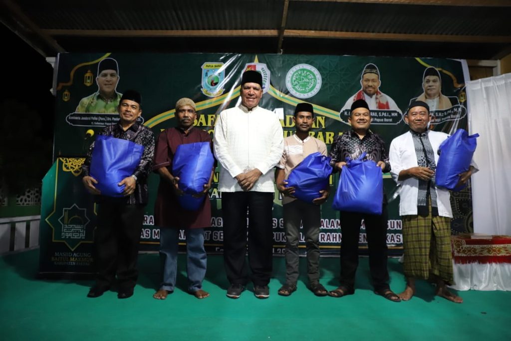 Safari Ramadan ke Fakfak, Pesan Gubernur Waterpauw: Contohi Presiden Jokowi