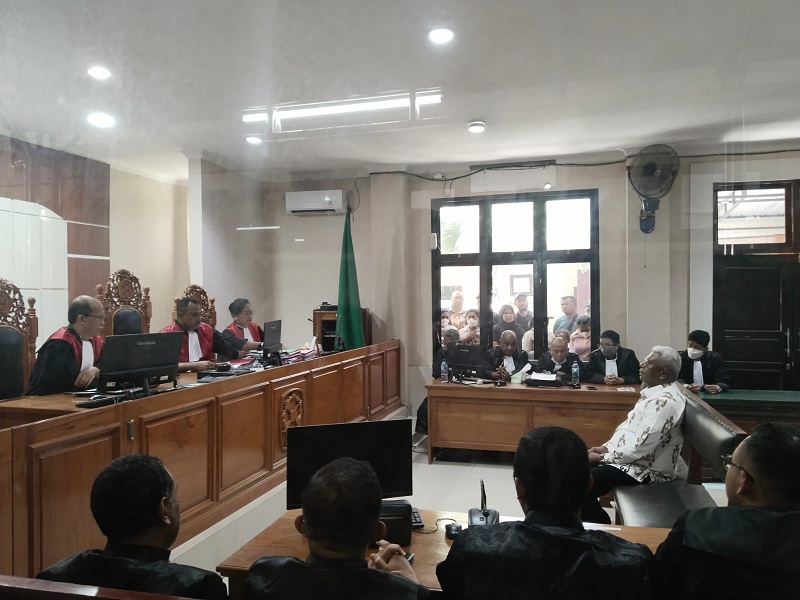 Hakim Terima Sebagian Eksepsi Plt. Bupati Mimika Johannes Rettob dan Silvi Herawaty