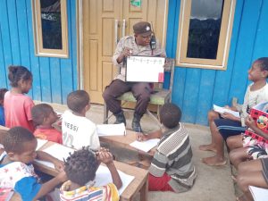 Anak-anak di Kampung Balusu Pegunungan Bintang, Ceria Bersama Program Si Ipar