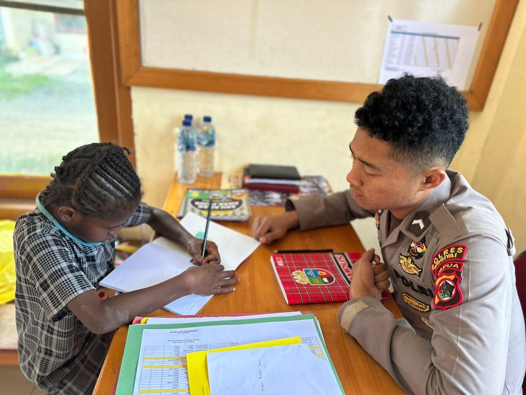 Program Polisi Pi Ajar Jangkau Anak-anak di Distrik Kamuu, Dogiyai