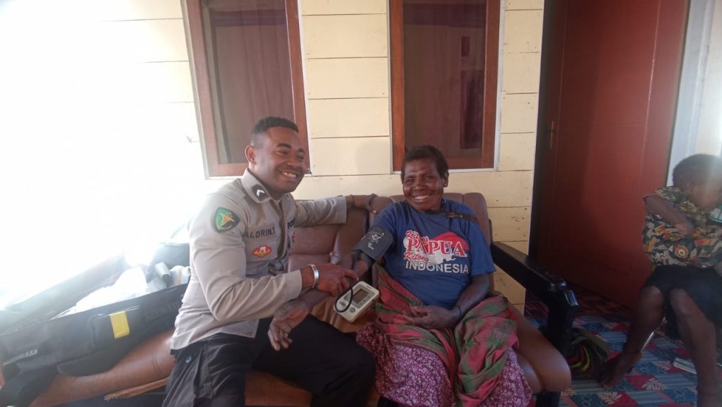 Ops Rasaka Cartenz di Sugapa Temukan Seorang Ibu Penderita ISPA