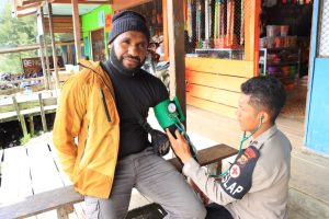 Tim Keladi Sagu Berikan Pelayanan Kesehatan di Kampung Kimak, Puncak