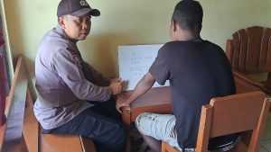 Setiap Hari Samuel Kudupa Berlajar Bersama Satgas Rasaka Cartenz di Polsek Mapia