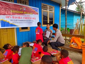 Si Ipar di Oksibil, Perkenalkan Bahasa Inggris kepada Anak-anak Binaan