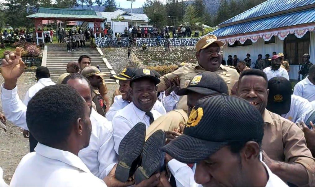 Bahagia Menerima SK Pengangkatan, ASN Mengarak Bupati Willem Wandik