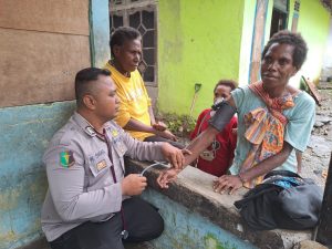 Berikan Pelayanan Kesehatan, Tim Keladi Sagu di Mimika Sambangi Rumah Warga