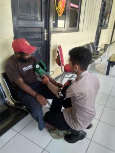 Tim Keladi Sagu, Dua Jam Bersama Warga Kampung Kago, Puncak