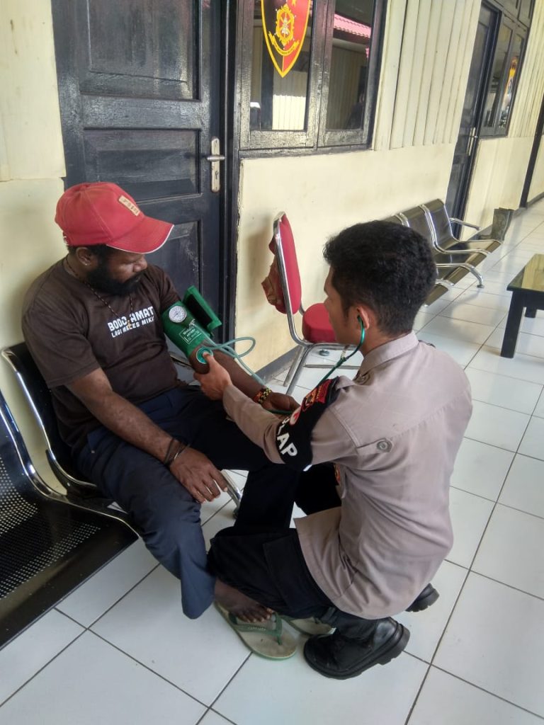 Tim Keladi Sagu, Dua Jam Bersama Warga Kampung Kago, Puncak