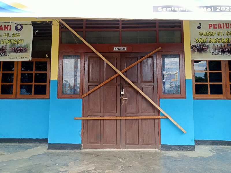 Pemkab Jayapura Ingkar Janji Bayar Ganti Rugi, Dua Sekolah Dipalang