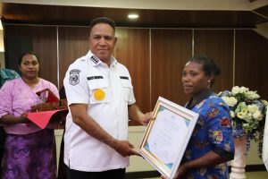 Pj Gubernur Papua Barat Serahkan Penghargaan kepada Tujuh Perempuan Inspiratif