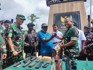 Mantan Panglima OPM Serahkan 6 Pucuk Senjata Api ke Pangdam Cenderawasih