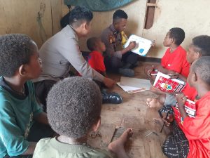 Program Si Ipar di Nduga, Manfaatkan Teras Rumah Warga untuk Belajar