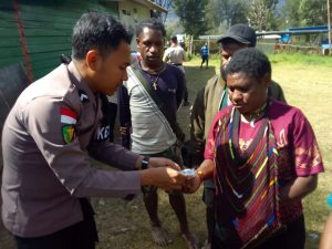 Tim Keladi Sagu Obati Pengidap ISPA dan Hipertensi di Kampung Kago, Puncak