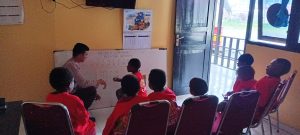 Anak-anak di Ilaga Semangat Belajar Calistung Bersama Tim Si Ipar