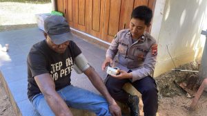 Tim Keladi Sagu di Kota Jayapura Blusukan Mengobati Warga yang Sakit