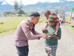 Tim Kesehatan Rasaka Cartenz Blusukan di Kampung Kago, Ilaga