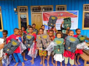 Dapatkan Bantuan Tas, Anak-anak Pegunungan Bintang Makin Semangat Ikuti Program Si Ipar