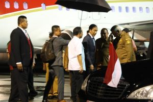 Dari Papua Barat Gubernur Waterpauw Dampingi Mendagri  Sambut Kedatangan Presiden Jokowi di Bandara Sentani