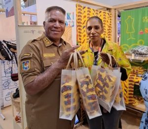 Gubernur Waterpauw Belanja Produk UMKM di Pameran Apresiasi Kreasi Indonesia