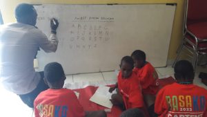 Kebahagiaan Anak-anak di Puncak Bisa Calistung Berkat Si-Ipar