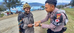 Tim Kesehatan Keladi Sagu Obati Penderita Myalgia di Pelosok Kabupaten Puncak