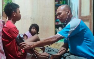 Tim Keladi Sagu Sambangi Abe Pantai, Obati Penderita ISPA dan Malaria