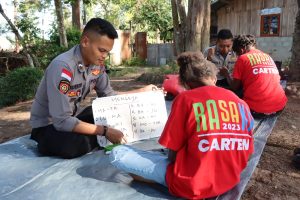 Polisi Pi Ajar Jangkau Anak Putus Sekolah di Kampung Kama, Papua Pegunungan