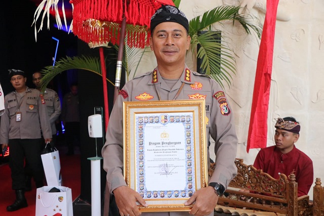 Victor Mackbon Raih Penghargaan Kapolri di Hari Bhayangkara ke-77