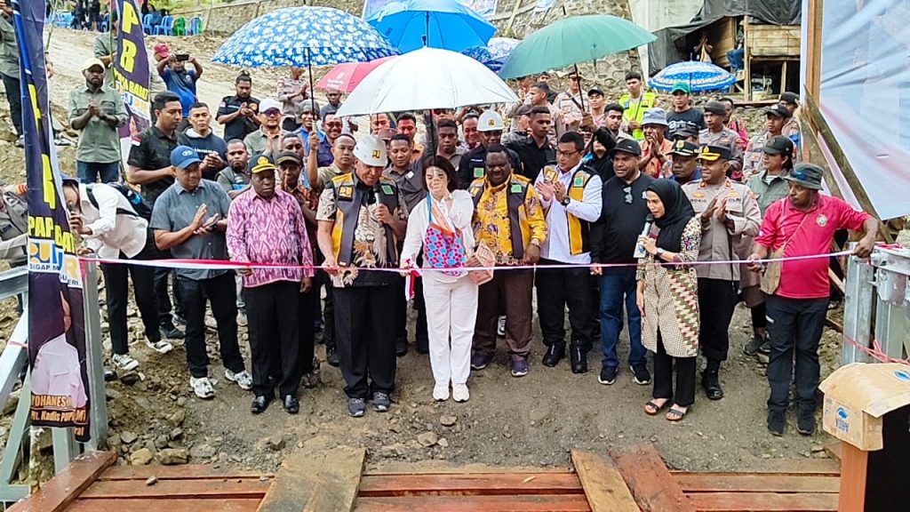 Gubernur Waterpauw Resmikan Jembatan Kali Demaisy Pegunungan Arfak