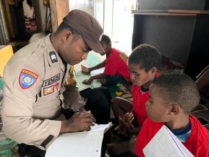 Program Si Ipar Mengajar Anak-anak Putus Sekolah di Intan Jaya