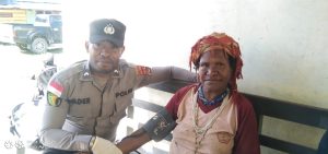 Tim Keladi Sagu di Intan Jaya, Obati Seorang Penderita ISPA