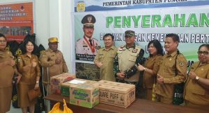 Pemkab Mimika dan Yayasan Somatua Serahkan Bantuan untuk Korban Bencana Kekeringan
