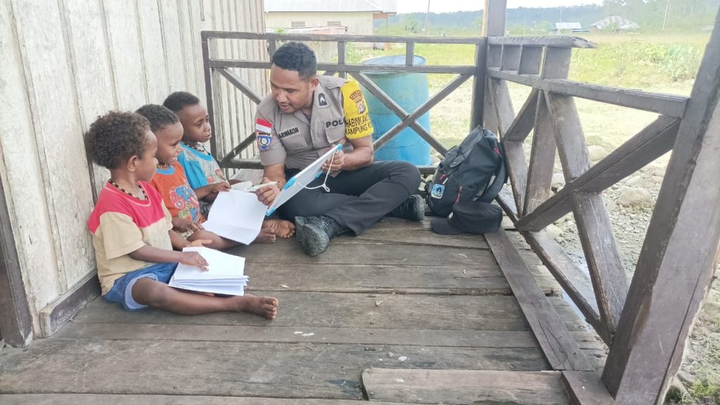 Tiga Anak Binaan Si Ipar di Nduga Antusias Belajar Calistung