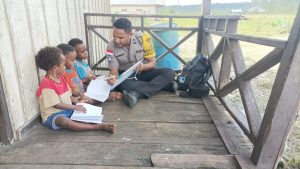 Tiga Anak Binaan Si Ipar di Nduga Antusias Belajar Calistung