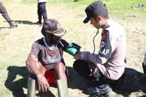 Tim Keladi Sagu Mengobati dan Mengedukasi Penderita Myalgia di Kampung Kago, Puncak